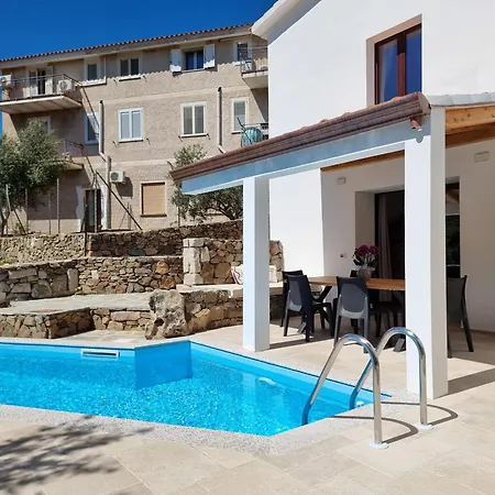 Roxy Villa